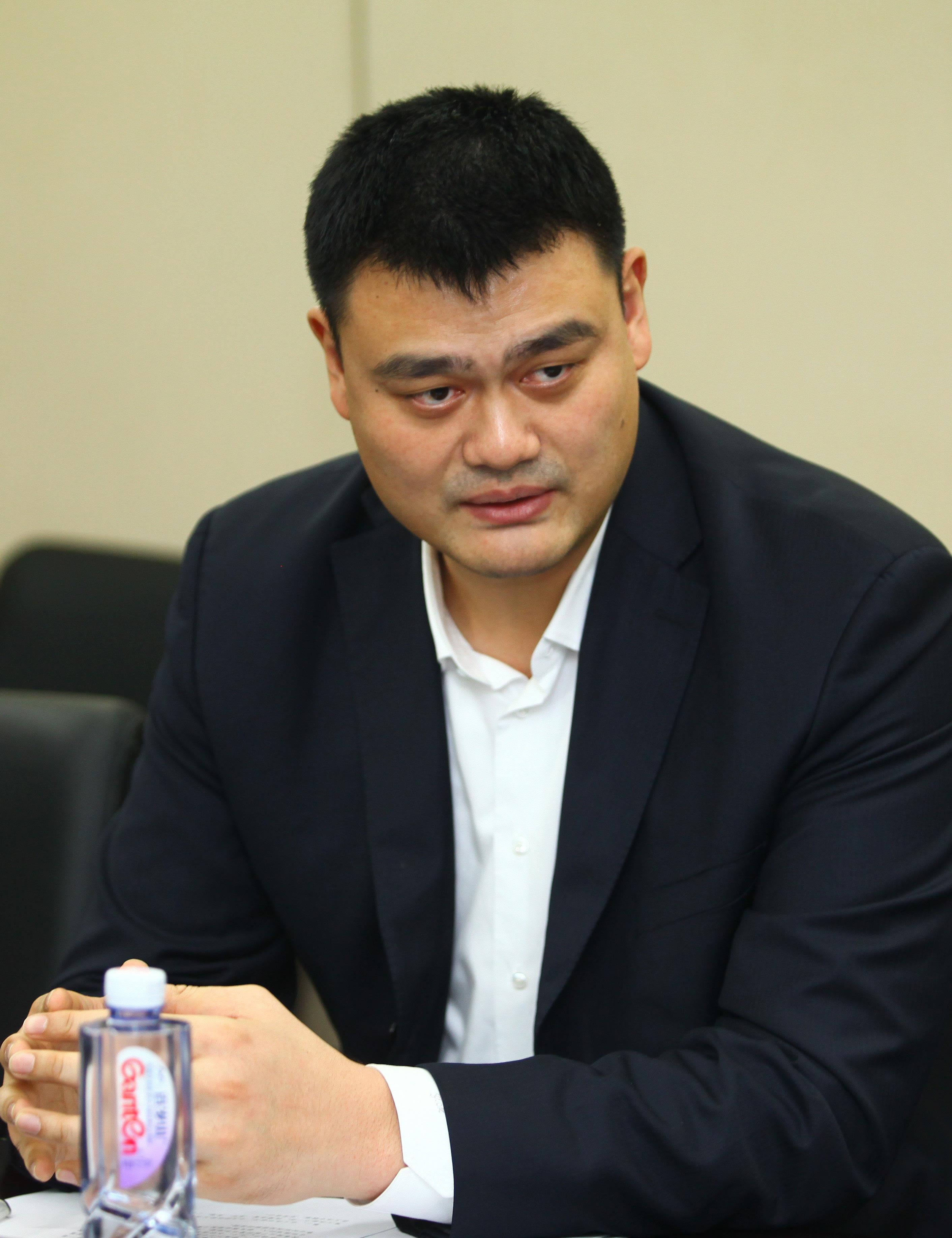 员们彼此之